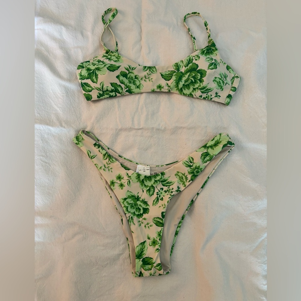 ✨NEW✨ Aerie two piece bathing suit. Green flora print, size M